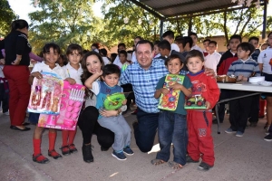 Autoridades de Mocorito llevan más regalos a niños en las comunidades