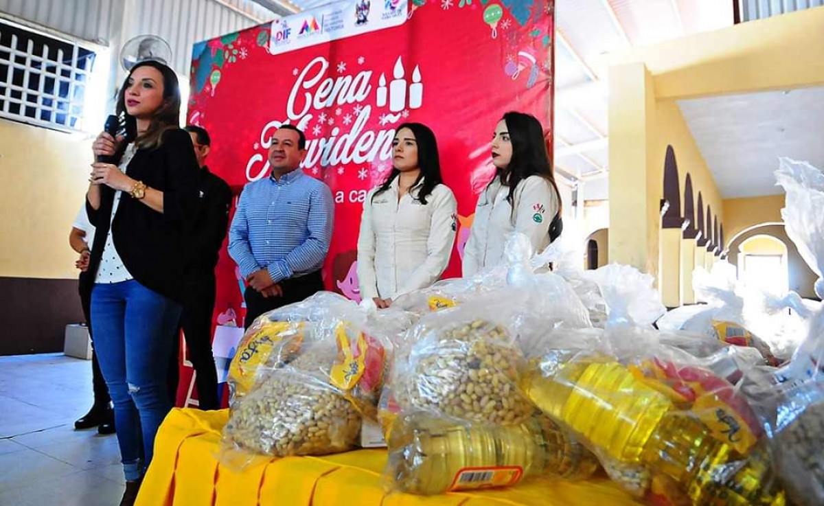 DIF Mocorito regala cenas navideñas a familias vulnerables